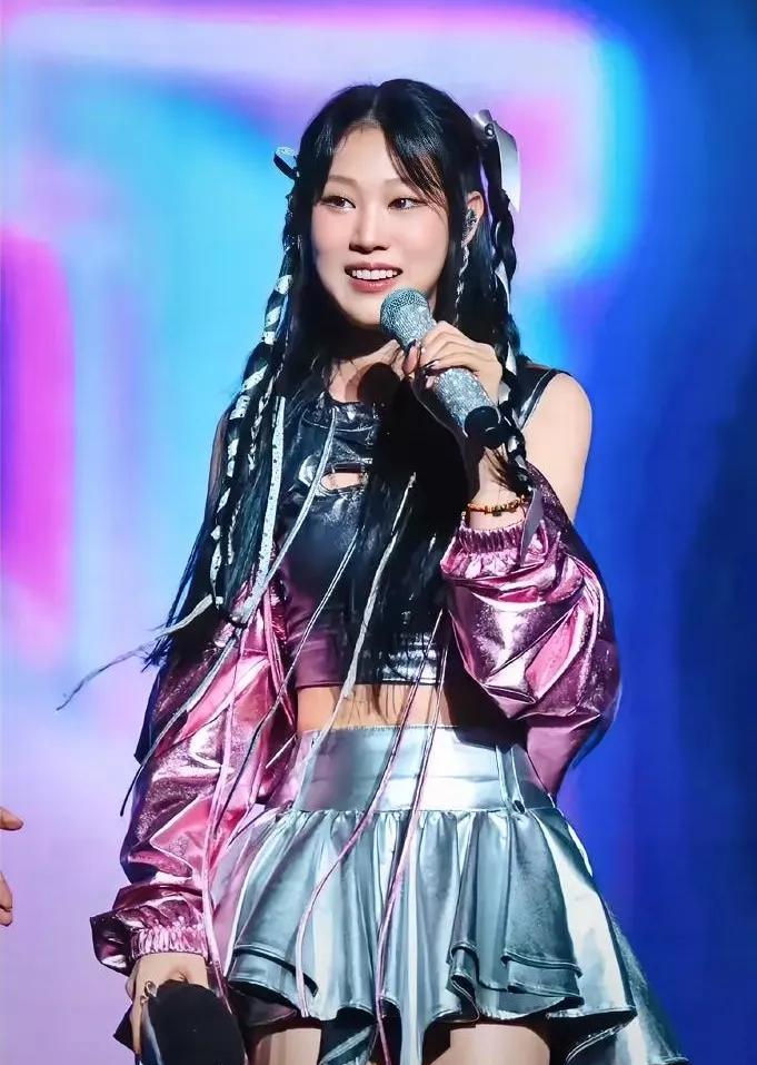 按道理说，爸爸妈妈人气那么高，粉丝那么多，女儿的首次秀场，应该呼声很高，而且，小