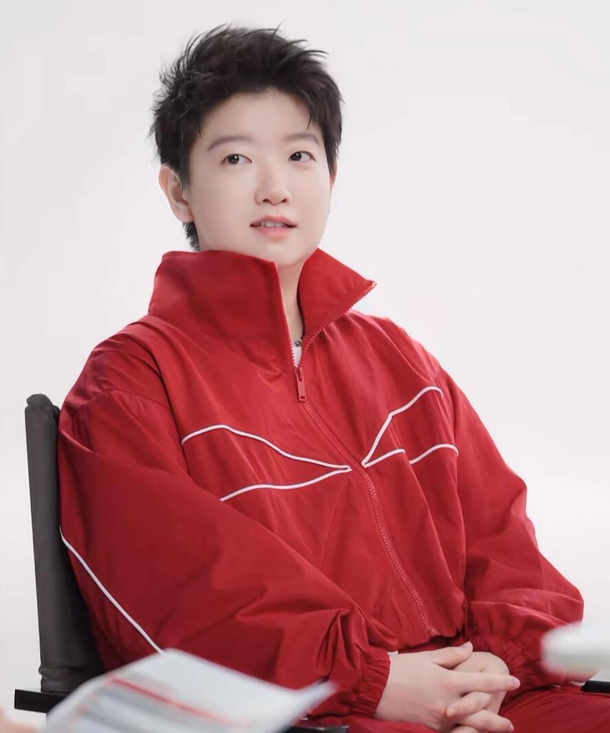 孙颖莎一身大红色运动服，太白了，搭配，莎莎还说今年玩点新的，今年不一样！
202