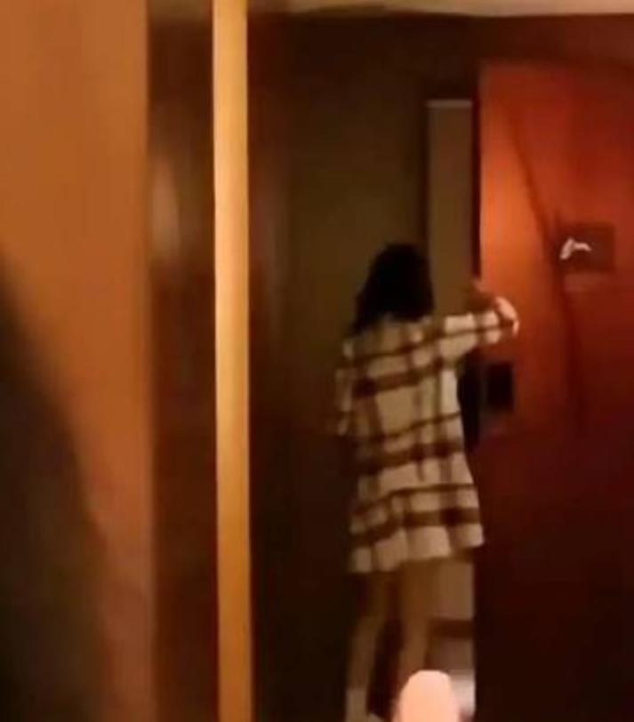 汪小菲谈女儿变话唠了！10岁小玥儿穿格子裙好漂亮，汪小菲怕小玥儿驼背，天天陪她拉