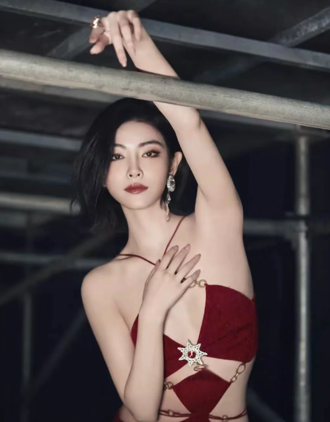 许佳琪一袭红色礼服亮相，优雅中透着几分小性感，这气质拿捏得刚刚好。红色果然是最衬