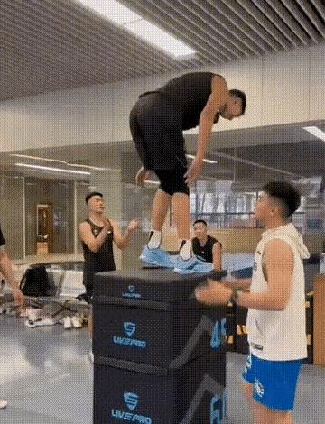 广东宏远队今日开启跳箱训练，从弹跳的高度来看，张昊、黄明依无疑是最出众的，轻轻松