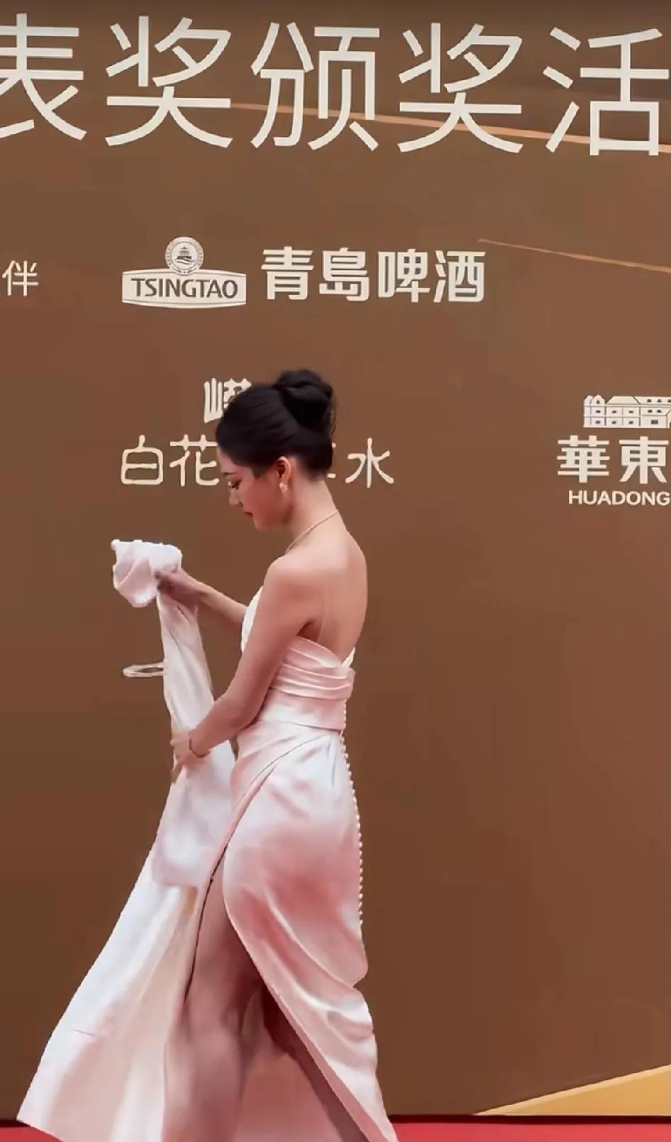 绝了！这姑娘！
见过红毯上提裙摆的，也见过红毯上拉裙摆的，还见过红毯上踢裙摆的，