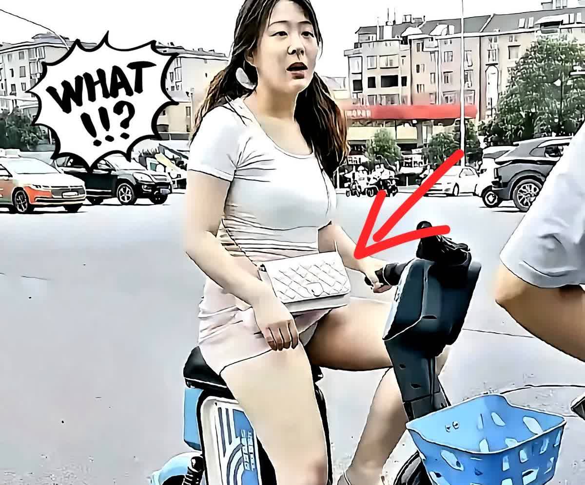 万万没想到，让我大吃一惊！

只见女子身穿白色超短裙骑在电动车上，裙角被风掀