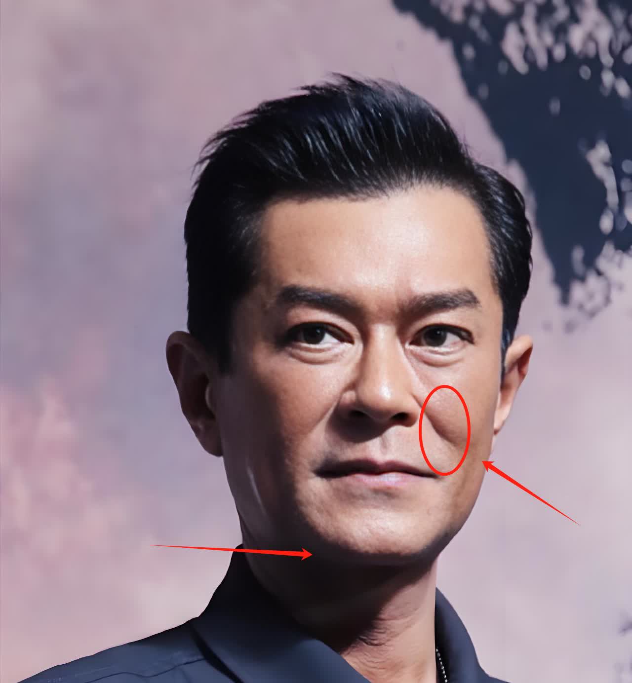 我奶奶看了古天乐最新的照片
她沉默了好久
突然说：

这个人眼里总憋着股