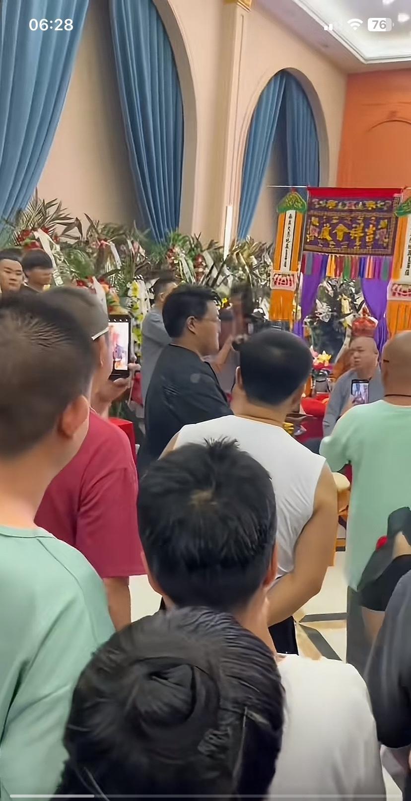 杨老爷子的影响力远远超过那些一般明星，生前带给大家太多快乐，看看前去参拜的人太多