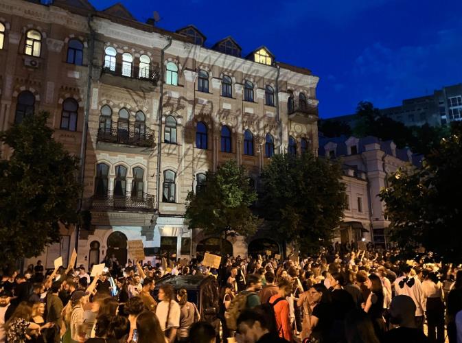 乌克兰爆发新的颜色革命，总统府被包围，泽连斯基恐被推翻
由于乌克兰总统泽连斯基签