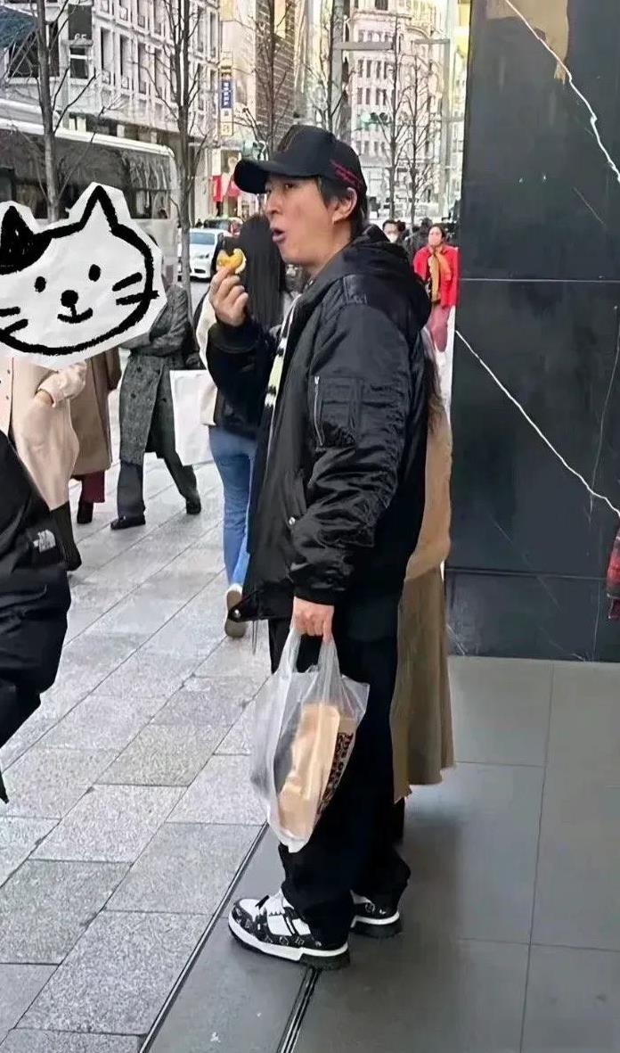 日本东京街头的王思聪，看起来真的有点落魄，再也不见当年那意气风发的样子了。
这一