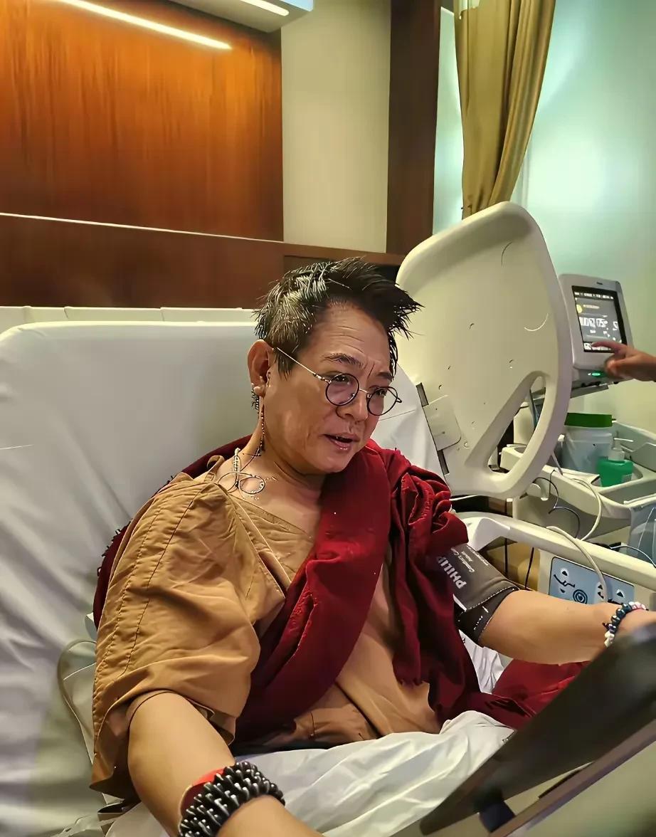 李连杰这是什么打扮，不说他生病还以为他在寺庙呢！
李连杰刚刚和女儿送完陪嫁，转身