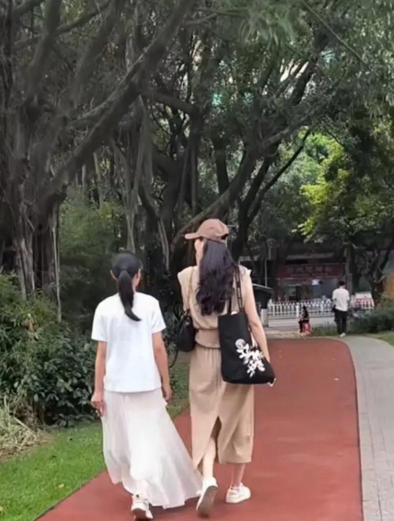 以为是马筱梅和大S女儿玥玥，小钥儿却少了那份轻盈与自信。



初见小钥儿，她给