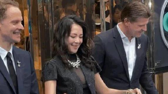 章子怡穿短裙亮相，高管们都被迷住了，她的脸圆润了不少！