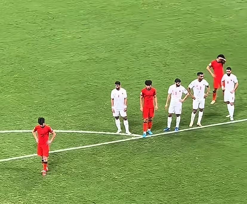 如果国足因为降薪招不到好球员，我觉得我可以去试试，我上高中的时候踢过 3 年呢！