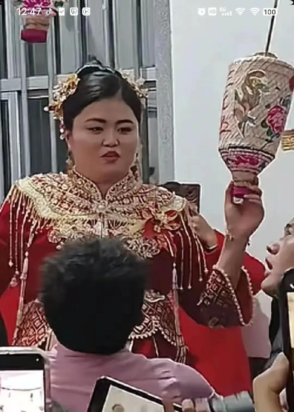 女方的回复是结婚前就有发生过，女方本来是处，是男的结婚了叫女方口（足），男的还叫