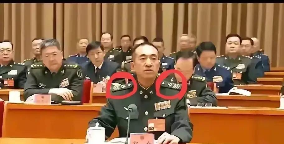 不懂就要问了，
这是什么军衔呢？
看着挺厉害的！
有网友知道吗？
欢迎评论区补充