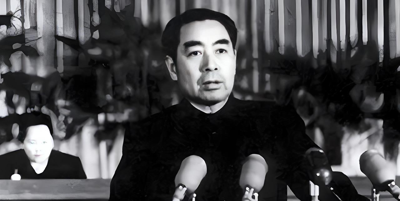 1949年第一届政协会议，当周总理宣读任命决定时，傅作义突然掩面痛哭，振臂高呼“