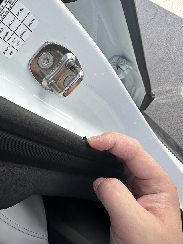 小鹏p7+密封隔音条质量差
无框车门就指望这个隔音条了还质量这么差。摸着不是橡胶