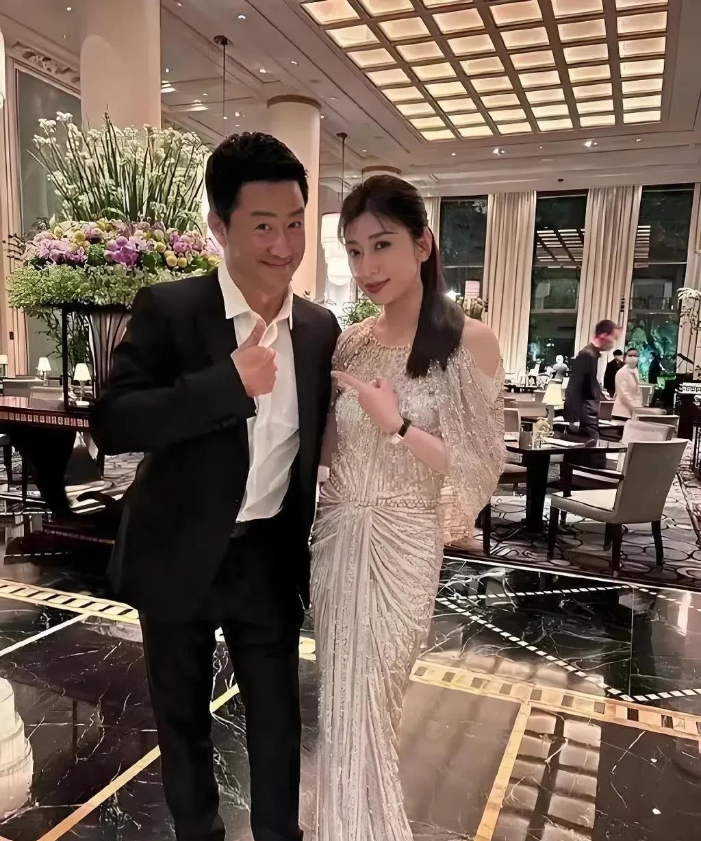 看他两人，这关系够好的呀！
谁会知道，原来吴京当年心里的白月光是贾静雯！
199