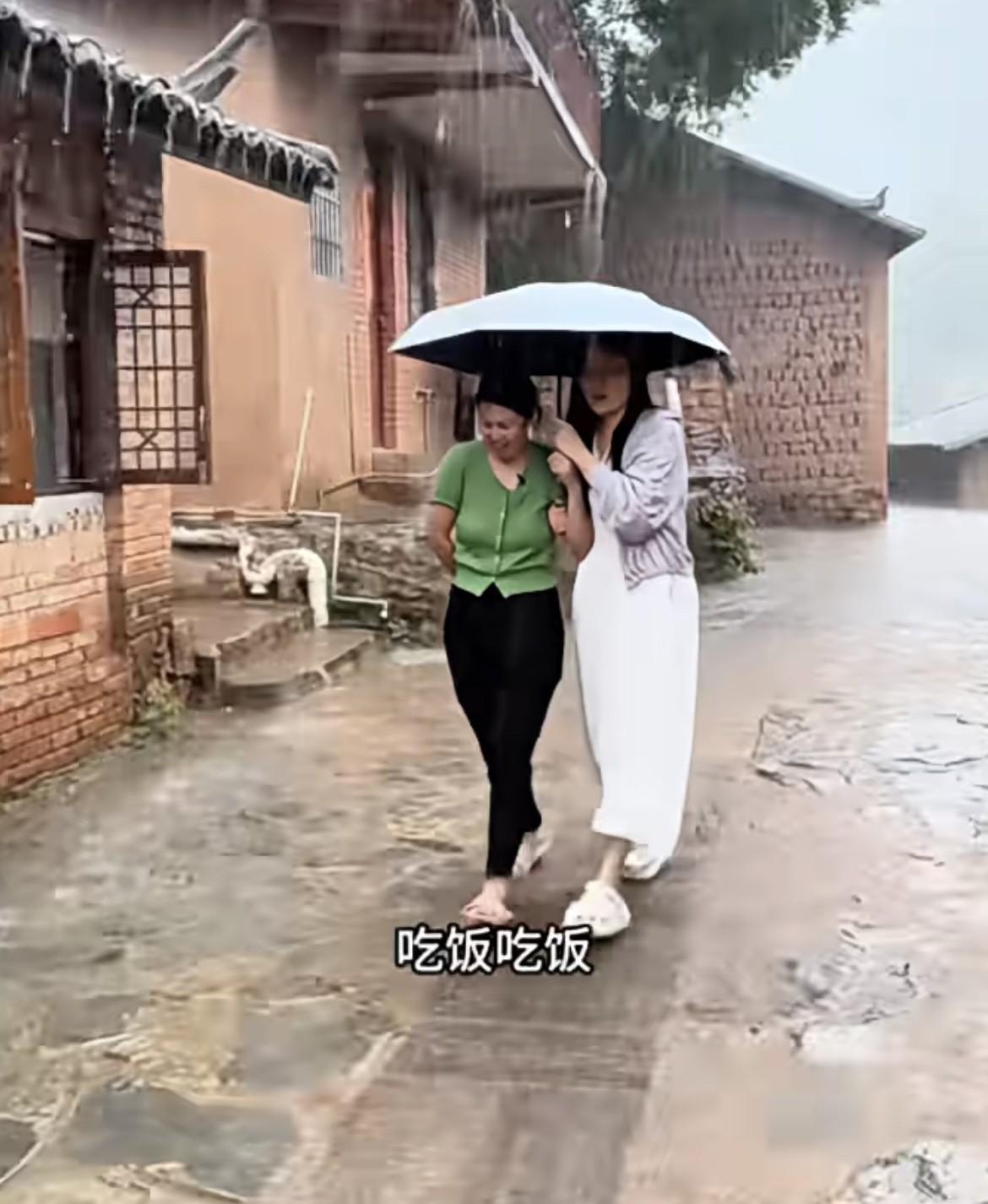 红姐这也太不讲究了吧！一把伞俩人用，总得互相迁就着点呀，红姐却一直把伞使劲往自己