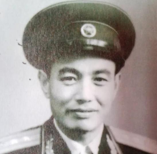 [月亮]1944年8月，日本兵突然将看守所的大门打开，翻译官对着8名八路军战士说