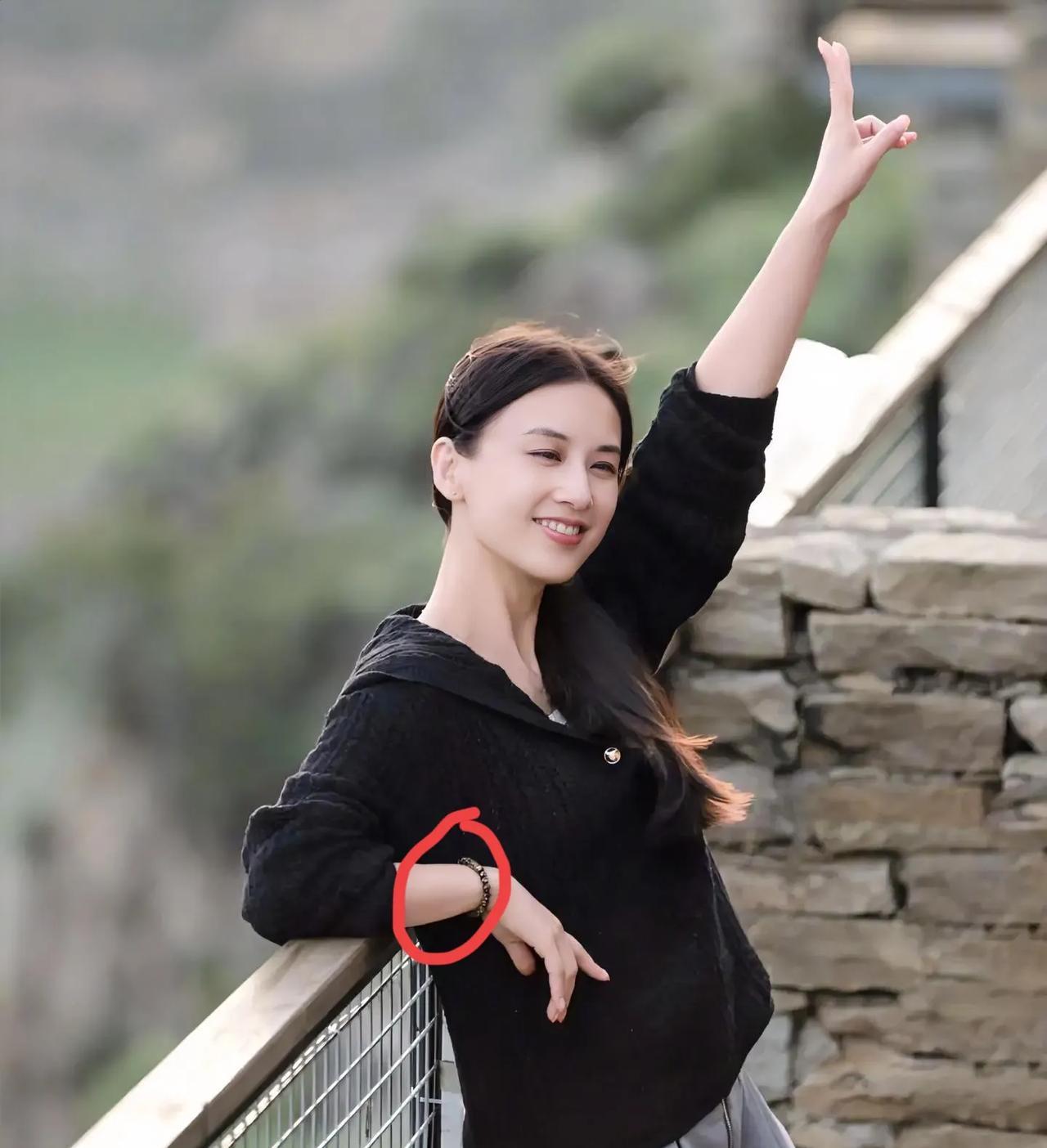 我有种强烈的预感，
黄圣依以后应该不会再结婚了，
不是因为她42岁了，还带着2个