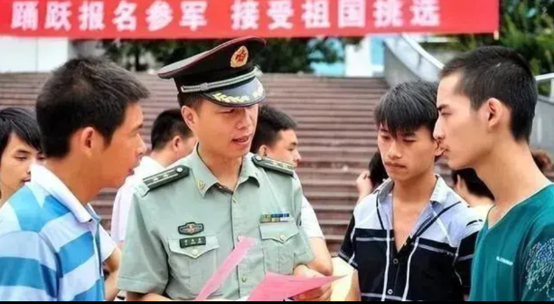 千万不要让孩子高中毕业就去当兵
现在高中学历符合参军的条件，但是如果我们参加完高