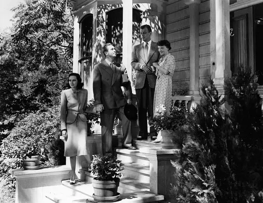    《辣手摧花》电影一开始，查莉就说“我们只是随波逐流，无事发生，我们生活在可