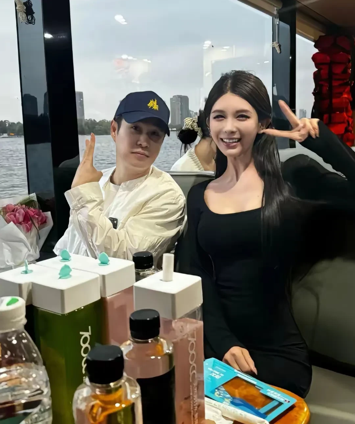 有网友在餐厅偶遇小沈阳，发现他整个人都不一样了。

不仅长相越来越有型，连穿衣打