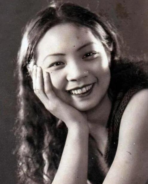 1955年，叶浅予花光200元请朋友吃饭，气得王人美要离婚。叶浅予果断拒绝，门都