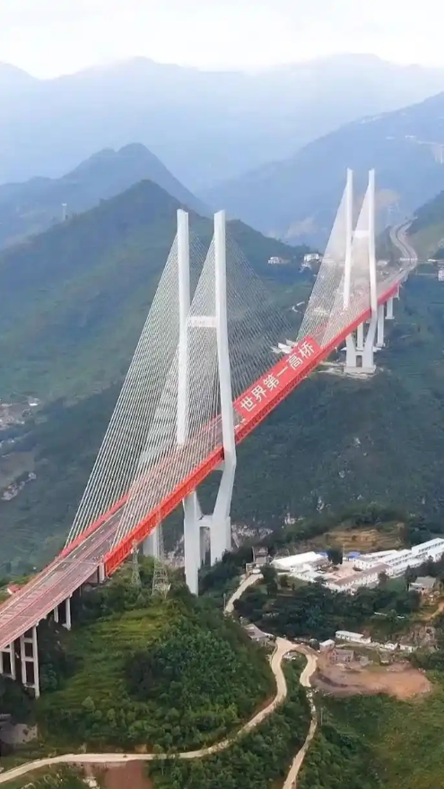 “建造一座这样的大桥，美国需要花费300年，而中国则至少需要3000年！”在美国