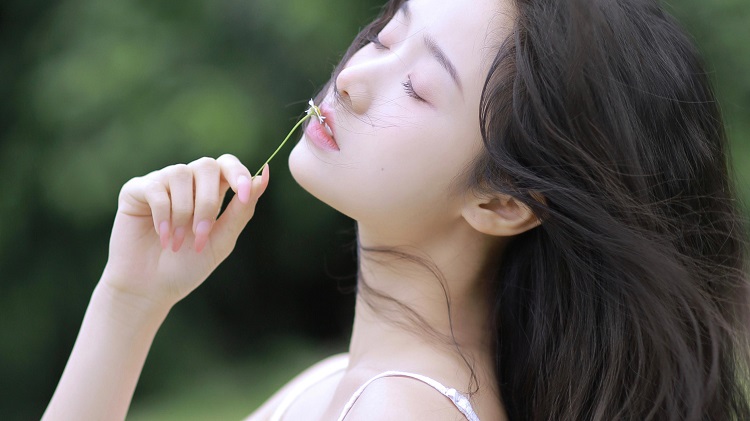女人对肢体接触，非常敏感，其谨慎程度远超男人。
她们要么拒绝这种举动，不让你靠近
