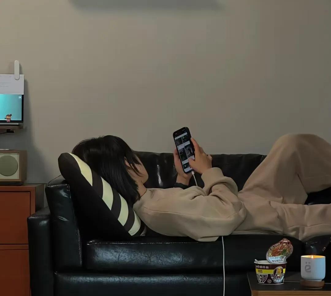 小时候家里穷，不管我想吃什么都得先看一下价 格表，觉得划算才买的吃，
就连后面家