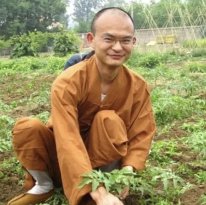 2008年，80后清华博士辞掉了年薪百万的工作，执意出家当和尚，父母下跪都无法令