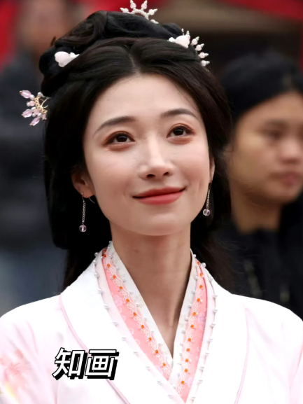 这还算普啊？有多少女演员化妆后原相机颜值很抗打的？实际上肉眼看的比相机拍出来要好