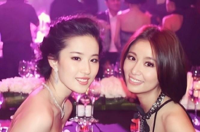 哇，哇，这张刘亦菲和林心如的早年合照真的是神图啊！
两人同框简直是颜狗的盛宴～