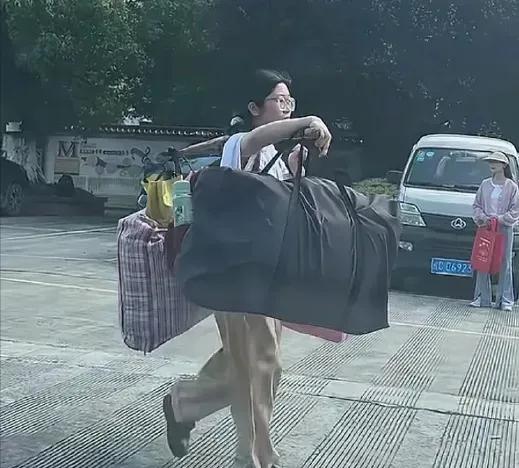 我认为，这个女孩，只是一名普通参加高考的学生，她只是，一名普通人
有时候，学会拒