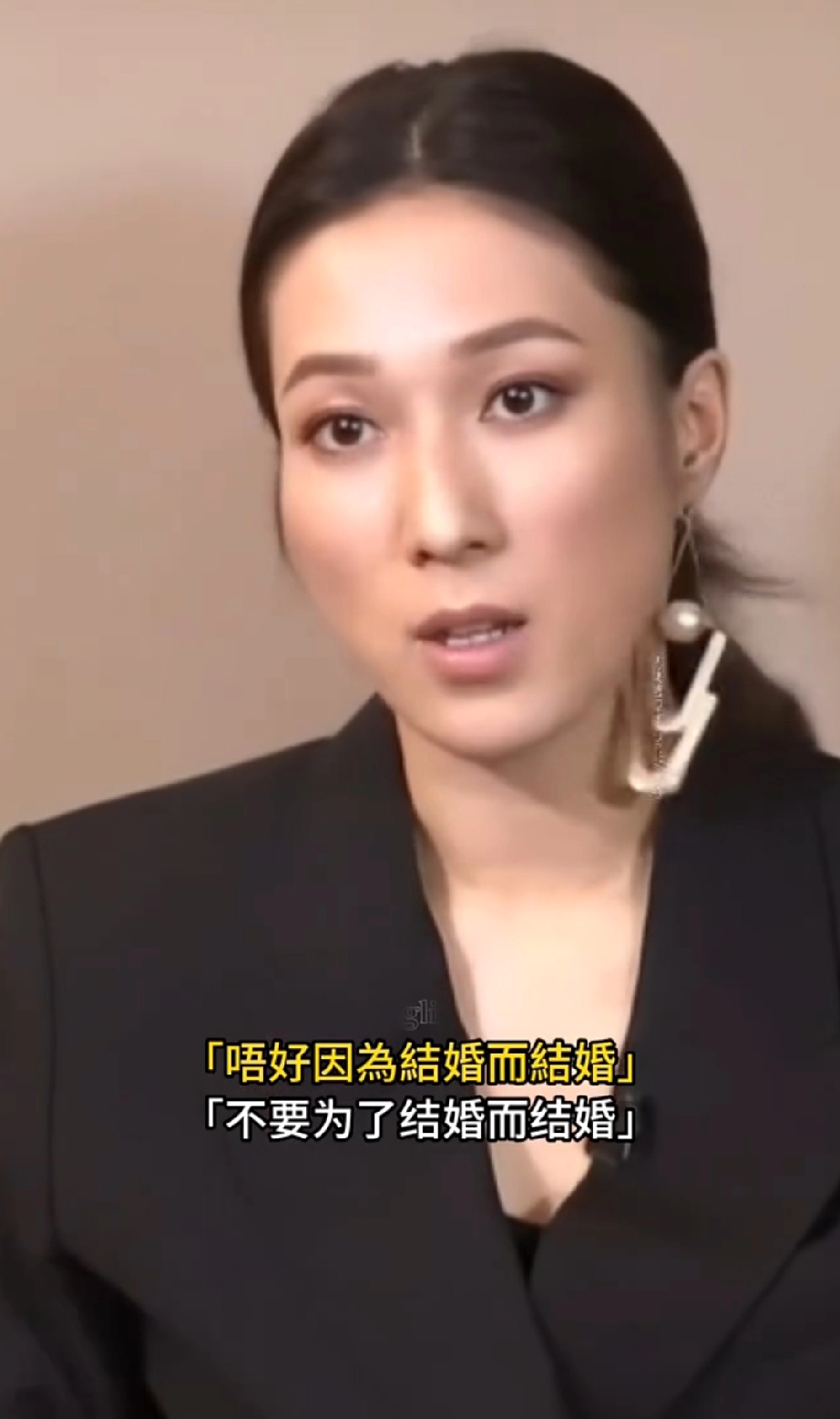 钟嘉欣：不要看到别人结婚就去结婚

为了结婚而结婚，多半会后悔。估计她当时想说的