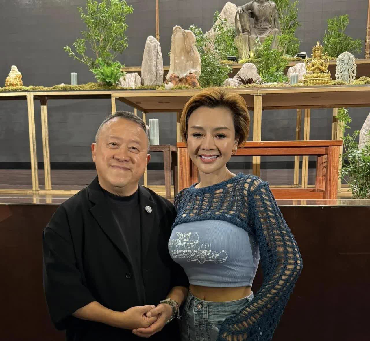 我的老天啊！现场见到了真人，真的是变化太大了！

男的肯定都知道是谁吧，旁边