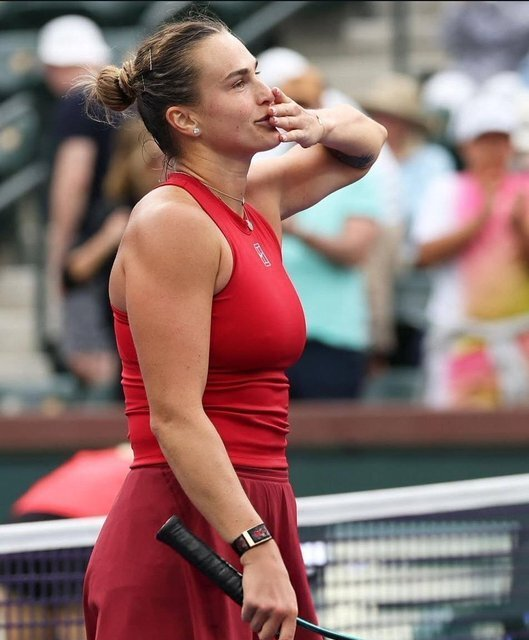 3月25日凌晨，WTA1000迈阿密站第4轮比赛中，世界排名第一的萨巴伦卡迎战卫