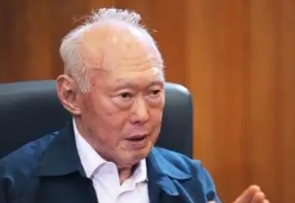 “除非我倒台，否则汉语永远不能成官方语言！”1965年李光耀极力反抗话语成为官方