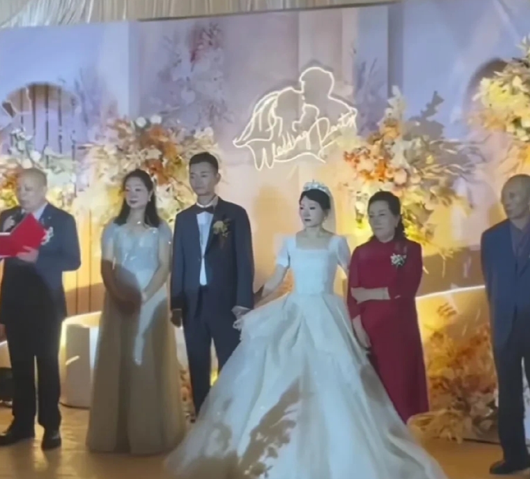 这才是厉爸为怀远补办婚礼的真正想法！
厉爸厉妈为怀远举办婚礼，有很多质疑声，认为