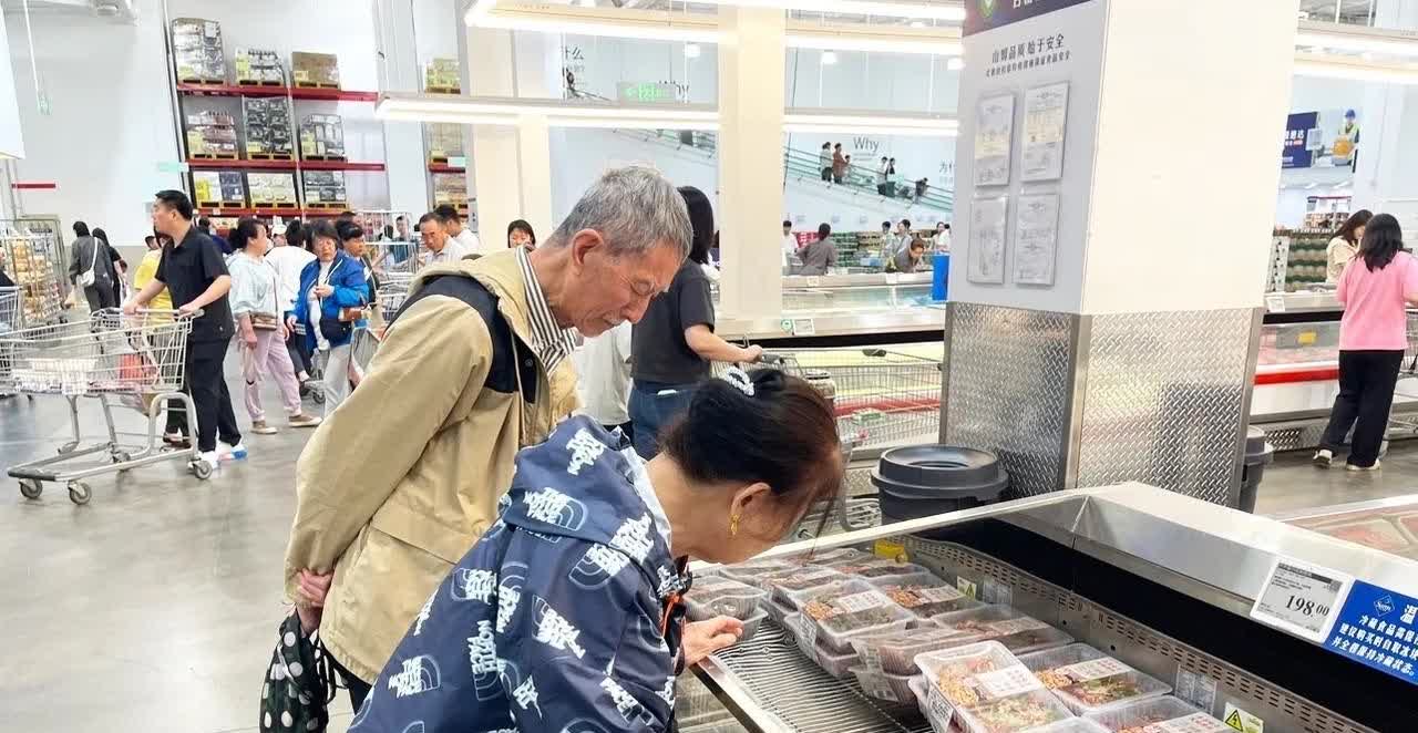 大玲子一家人太有意思了
在博主《大玲子和爸妈去旅行》中，大玲子带着75岁的老爸
