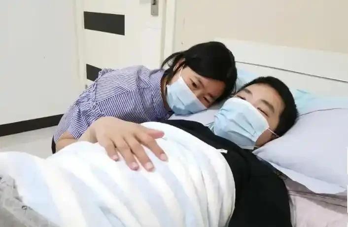 中考760分男孩患白血病，网友捐款58万，5年后，母亲的举动令人泪目。



2