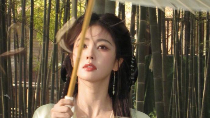 白鹿晒元旦造型，一身古装似仙女，最后一次当花如月！