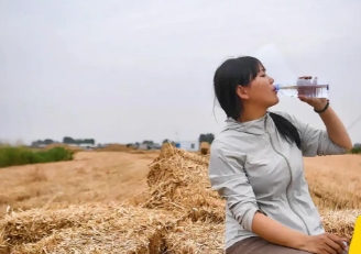 24岁一河南姑娘收麦，一张"累瘫照"火遍全国！央视都来了！这个姑娘瘫在收割机驾驶