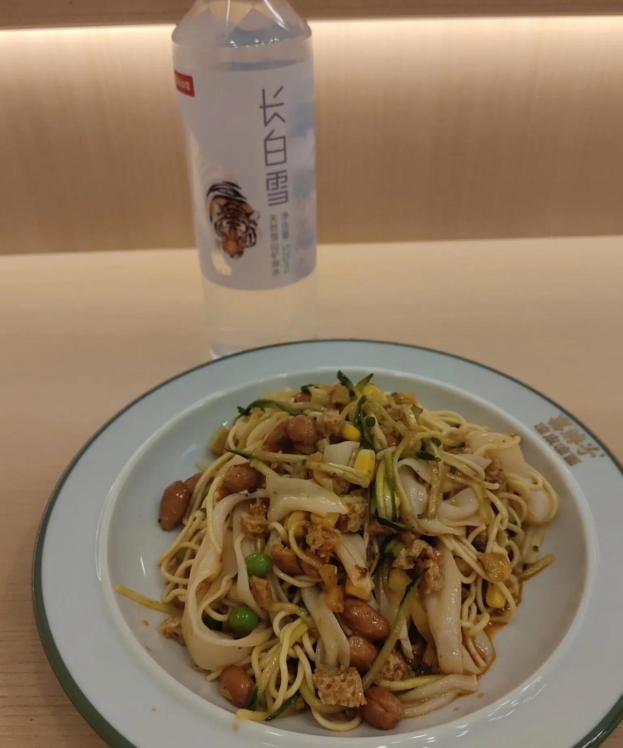 上午结业典礼结束，一起拍了美美的照片，就各回各家了。
我到家快中午的时间，懒得做
