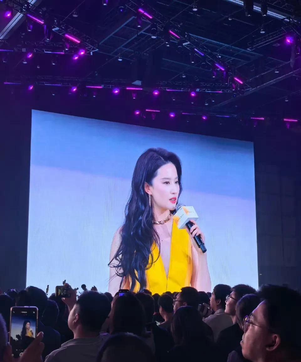 华为请刘亦菲这波营销还是失败了，
不是刘亦菲不够火
不是华为车不行，
而是刘亦菲