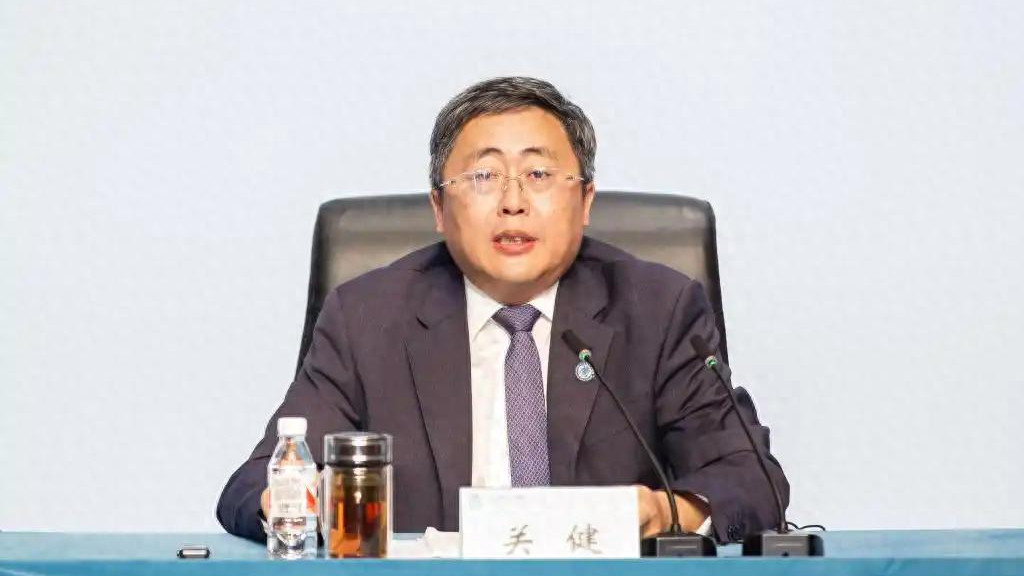 持有和使用虚假身份证件，哈尔滨音乐学院原党委书记关健被“双开”，今年7月主动投案