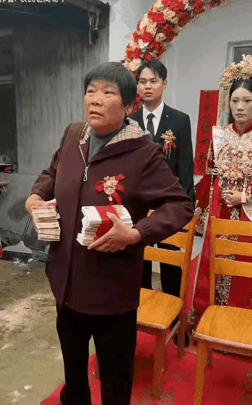 可把丈母娘乐坏了！女儿出嫁，她足足捞到两摞现金！她一手拿着一摞，高兴的大喊：“看