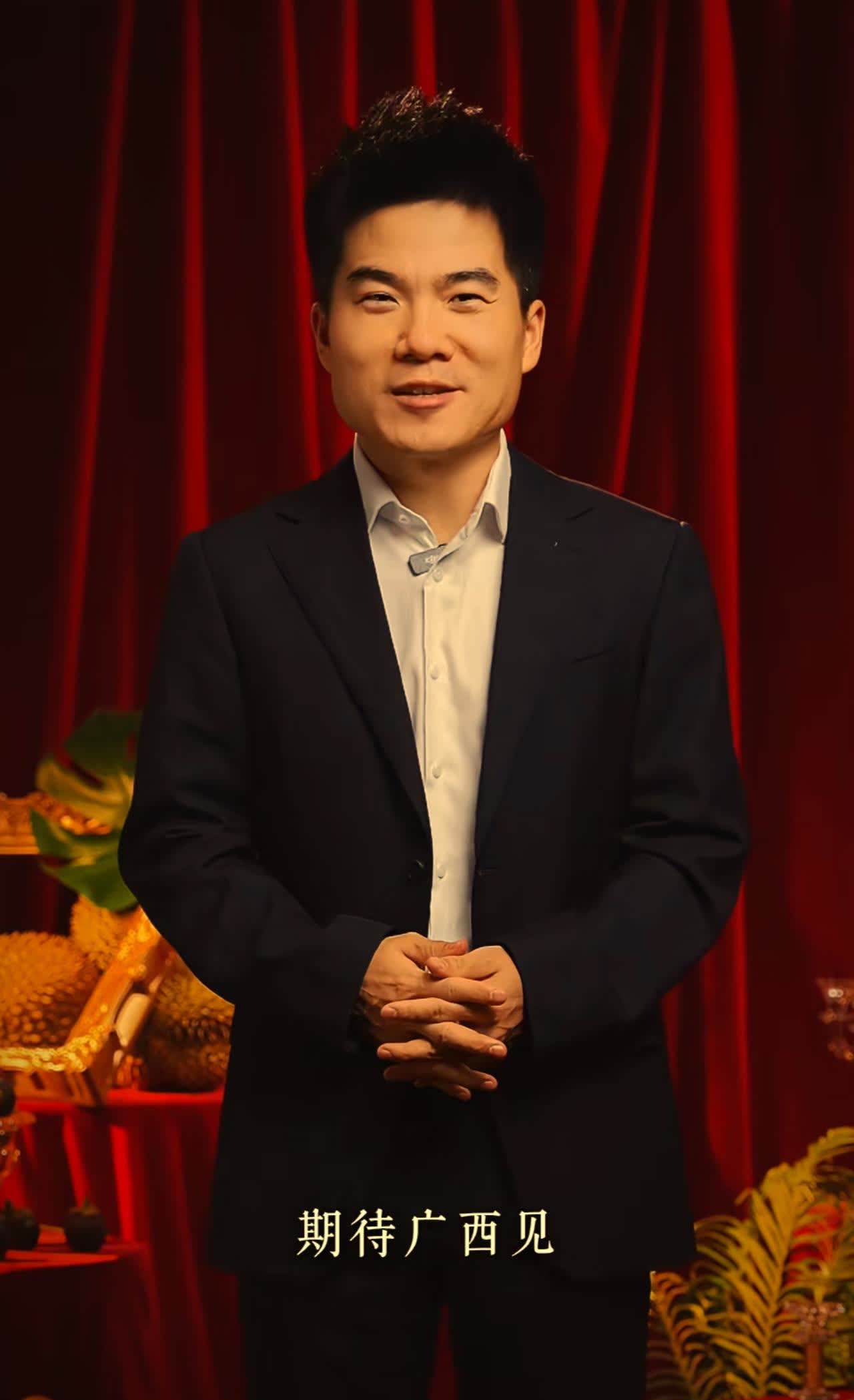 昨天郁闷憋屈屈一大天，
但是晚上看到宇辉上播几个小时，
心里就只有心疼了。
