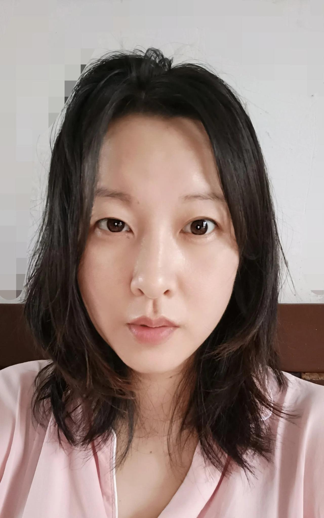 5点多饿醒了 住在旅店 今天要退房了
今晚6点退房  晚上的火车
女儿还在睡，等