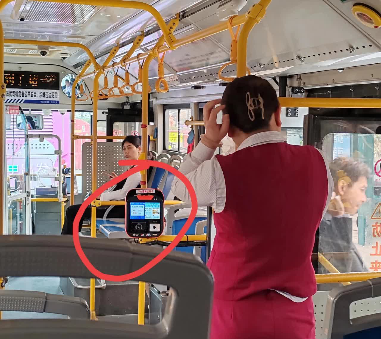 友友们，
这谁懂啊？
公交上都已经装了这个刷卡扫码机了，
为什么还要售票员